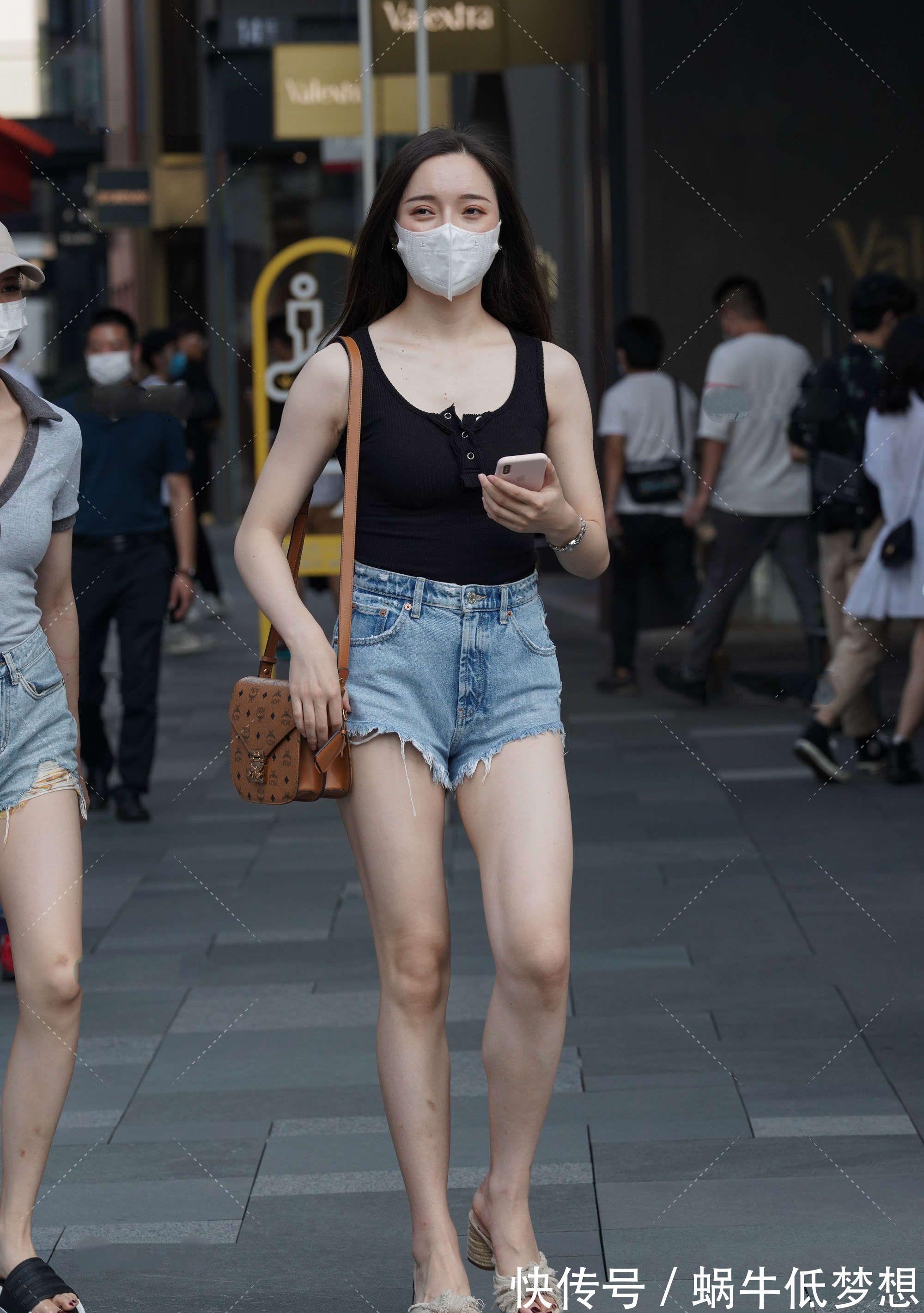 tips|黑色的无袖背心搭配牛仔短裤,穿搭特别显腿长,简单又时尚