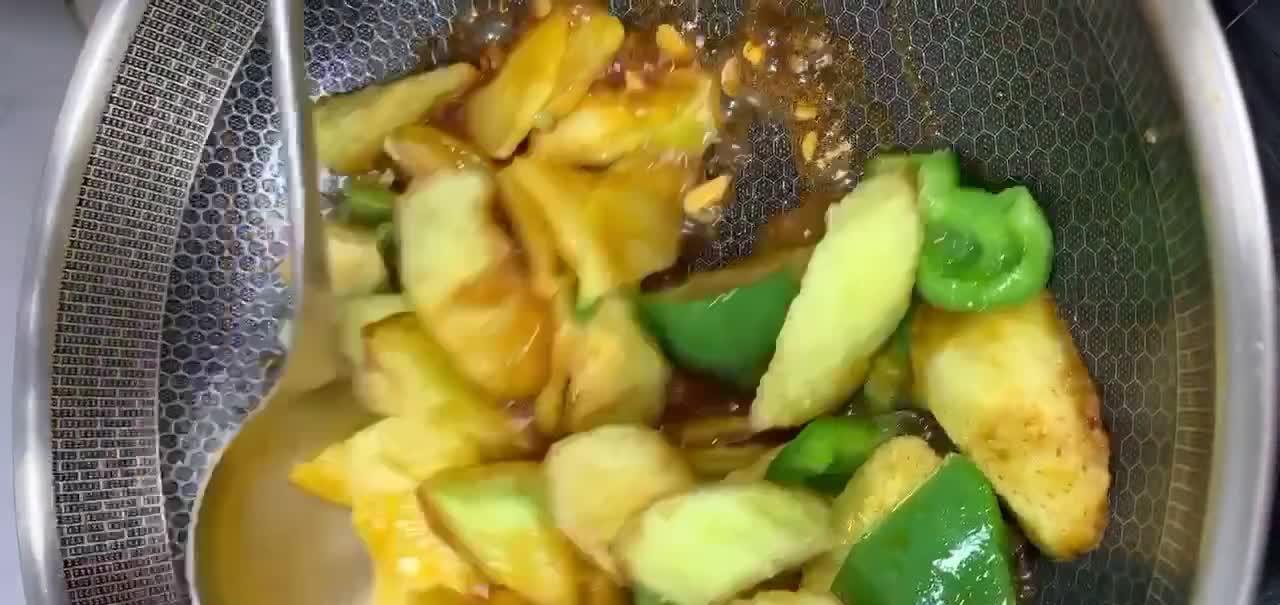 传统东北地三鲜的做法，咸香入味色泽油亮，东北人百吃不腻