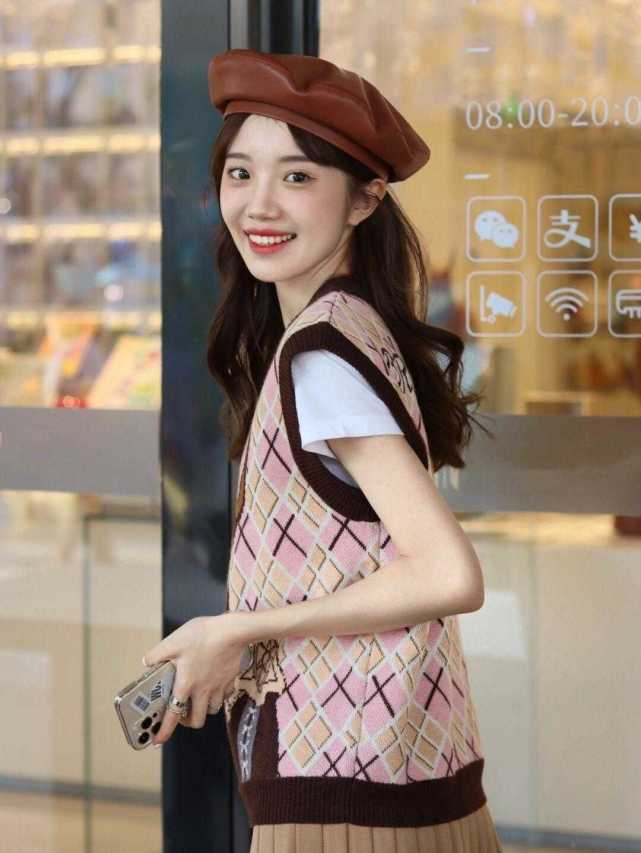 穿搭|今年“菱格纹”针织衫火了!搭配黑色半身裙和百褶裙,时髦显气质