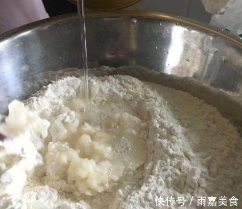 电饼铛上|电饼铛做的饼总是很硬？掌握这几个小窍门，烙饼又软又香又有层次