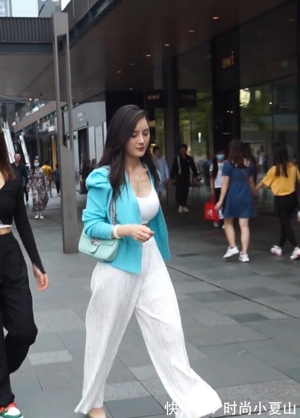 运动背心|运动背心搭上阔腿裤，个性不羁，街头就是她的秀场