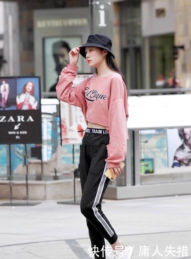 街拍:穿紧身牛仔裤的小姐姐,时尚靓丽,一双美腿吸人眼球!