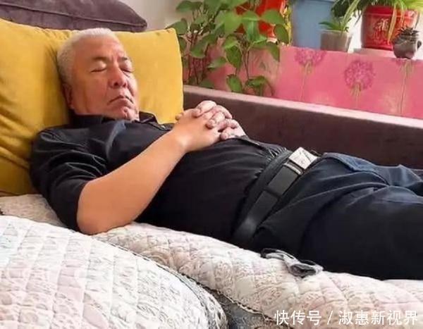 爷爷|爷爷“佛系带娃”火了，“上”有老“下”有小，画风不要太清奇！