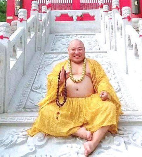 观音#他长得酷似弥勒佛,走红后被富婆看中带回家“供养”,现今如何