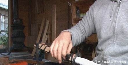 25岁成为“日本刀柄制作第一人”,日本小哥:我只是传承父亲的一身手艺罢了