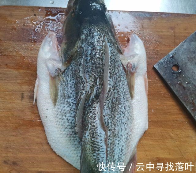 一道味道鲜美的清蒸鲈鱼，鱼肉鲜嫩！