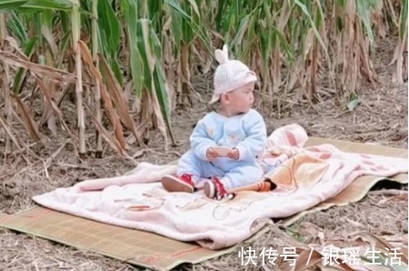 带娃|“全能宝妈”带娃收玉米两不误火了,所谓坚强,全靠硬扛
