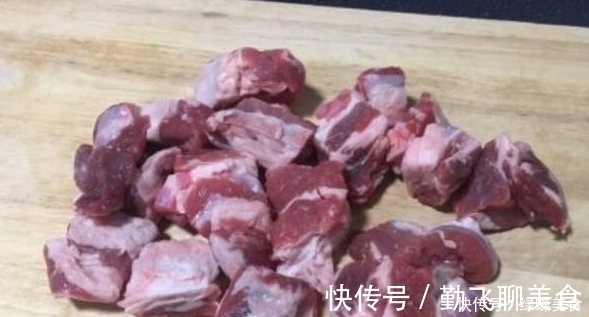 塞牙|炖牛肉咬不动？只需加点它，炖出来的牛肉入口即化，而且不塞牙