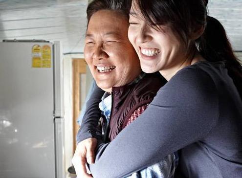 佳琪|6岁女儿交给奶奶带,两个月后去接的时候,妈妈着急爸爸笑弯腰