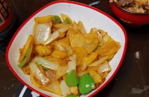  等于|洋葱和它是绝配，等于“血管清洁剂”，简单炒一炒