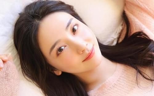 42岁女子坚持用蛋清敷脸,皮肤慢慢变白,皮肤科医生:值得学习