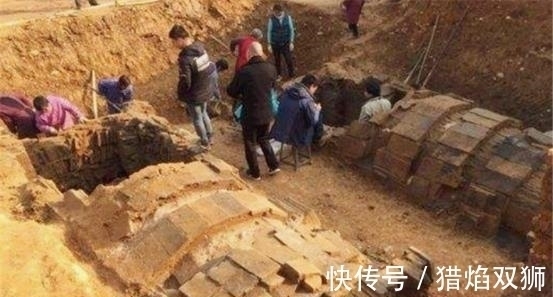 随葬品!倒霉的盗墓贼:和同伙内讧被关在唐代古墓中,在墙角枯坐上千年