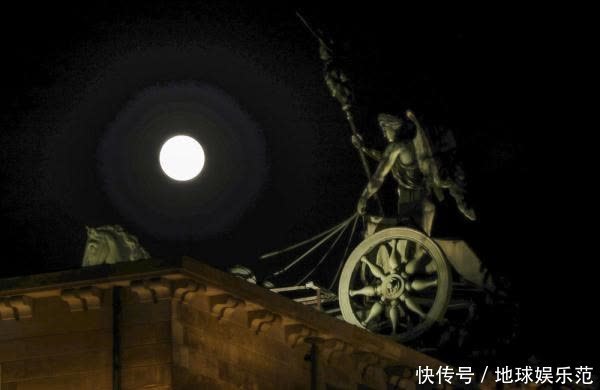 柏林：“超级月亮”现身夜空