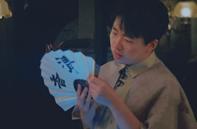 回来|有一种“手势”叫杨幂拿扇子,别人都是握住扇柄她却不一样,白浅回来了