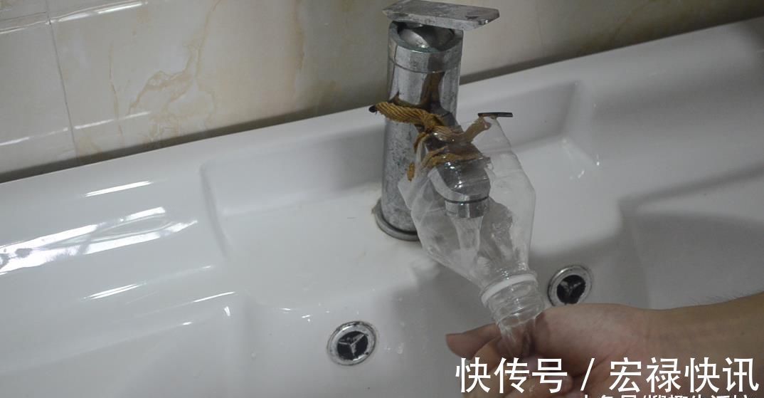 洗脸池上放一个塑料瓶, 没想到作用这么大, 看完赶紧去试试