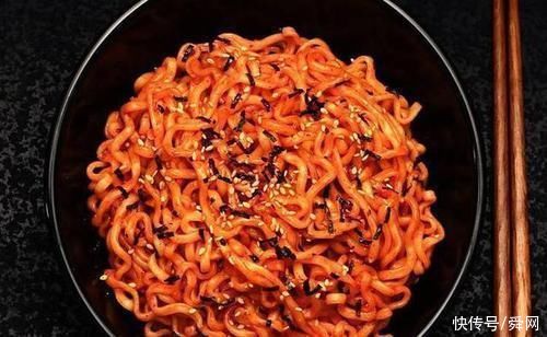 假如给你300万，让你吃4种食物不过不让玩手机，你愿意吗?