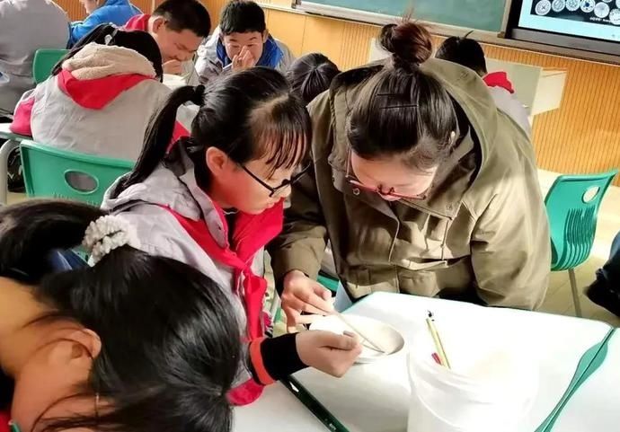  学校|又是别人家的课程，奉贤这所学校的学生自己动手学做釉下彩