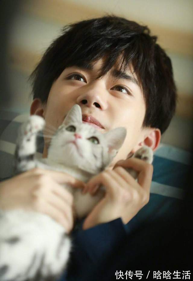 王一博录完《华彩少年》, 又录天天向上, 忙得滑板都不带了