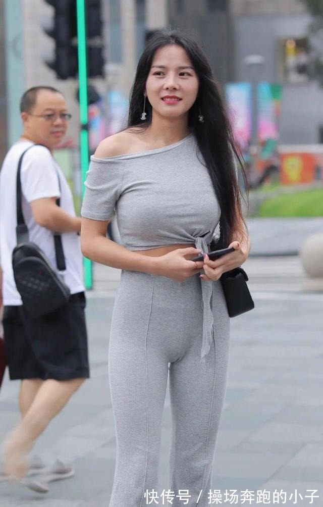 弹力|打底裤的穿着打造时尚美女穿搭,更显个性独特!