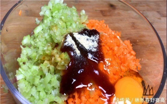 朋友家|才知道,煮饺子水开下锅就错了,学会这一步,饺子不破皮不露馅