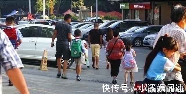 哥哥|大班哥哥冒雨骑车，带小班弟弟上下学，哥哥：妈妈没回来了