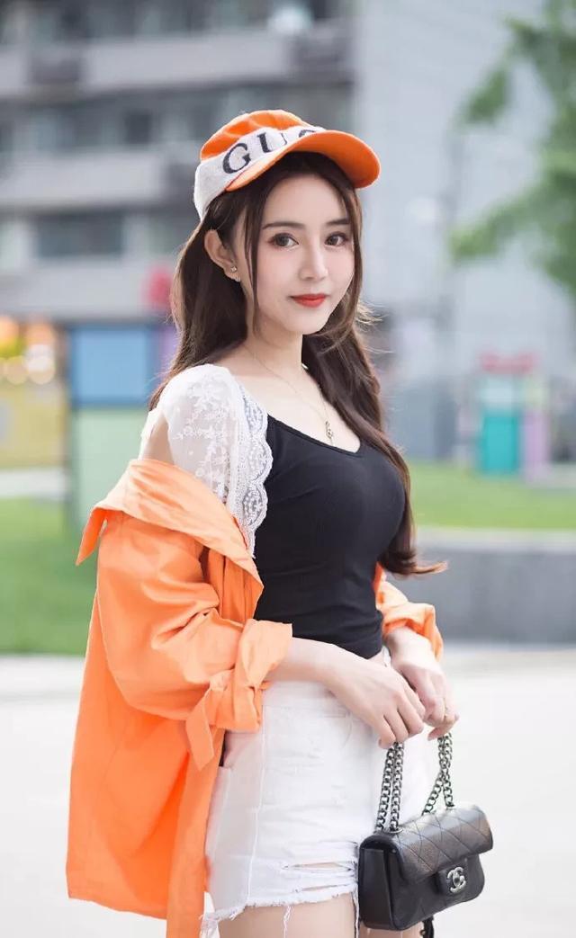 街拍|美女街拍:小姐姐有着一头优雅的长发,尖头高跟鞋优雅又成熟