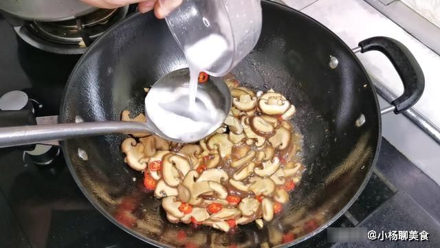 香菇最好吃的做法,只需简单两步,比吃大鱼大肉都香,收藏了