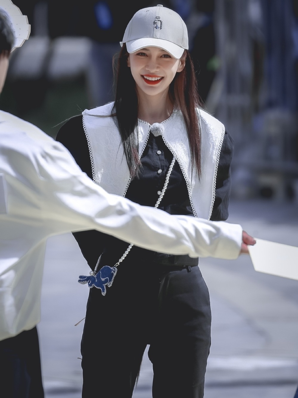 上衣|Angelababy当妈了少女感更强了,娃娃领上衣配小黑裤,俏皮又减龄