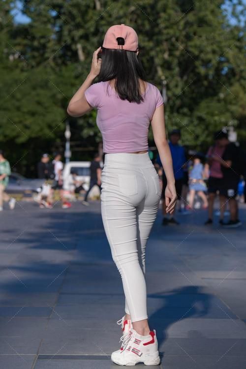 厚底|小款的上衣穿上显瘦,搭配白色铅笔裤的话会显得整个人很娇小