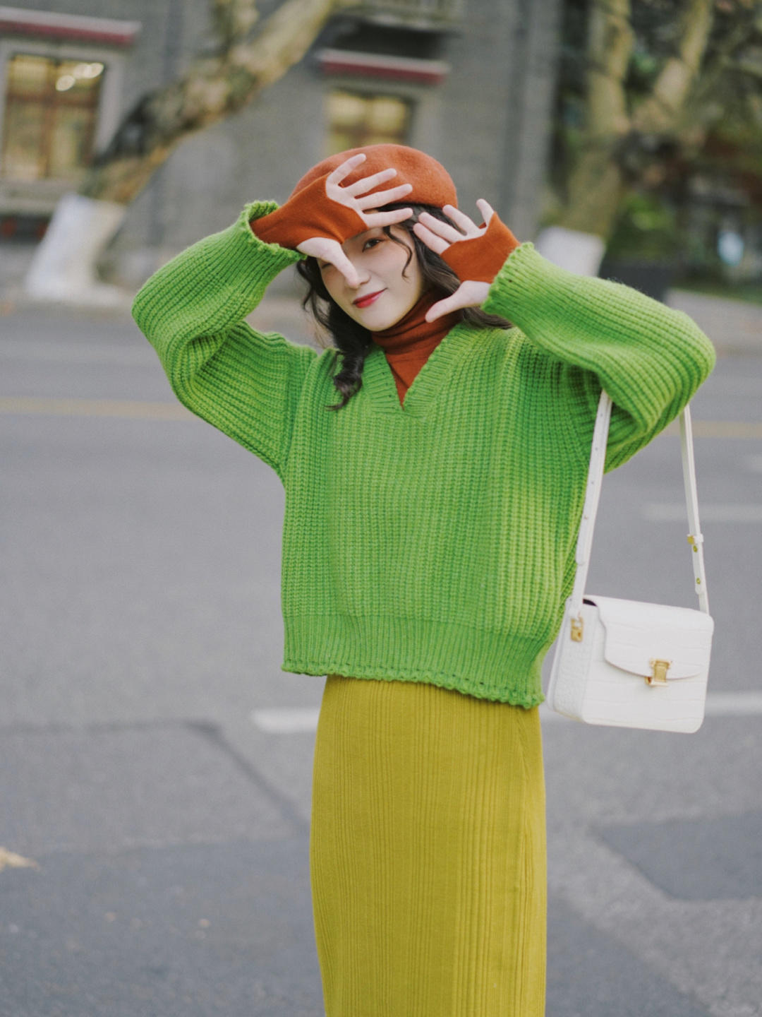 穿搭|秋冬就像一个调色盘,怎么好看怎么穿,绿色毛衣+红色打底衫,复古又时髦!