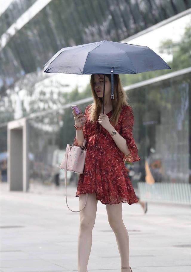 秋天 红色连衣短裙,搭配一字带细跟凉鞋,秋天简约时尚穿搭