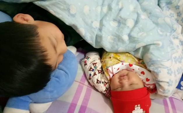 老大|生二胎时,老大栓在医院凳子上,如今准备生三胎,不知哪来的勇气