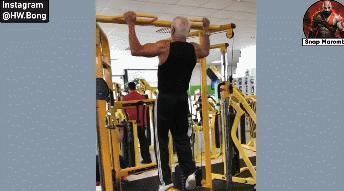 爷爷|76岁肌肉爷爷人老魅力大身边美女如云,还带小情人健身