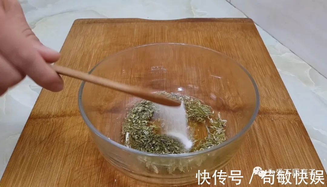 玉米油|以后麻花就这么做，撒1把小茴香，香酥又多层，出锅孩子念念不忘