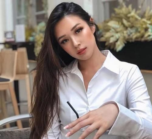 时尚街拍：非常开朗的少女，散发着一股青春活泼的气息