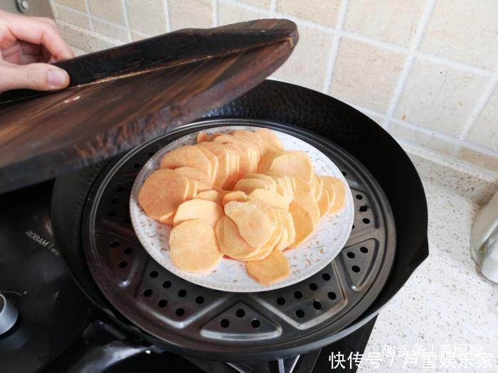 地瓜|蒸红薯时,直接上锅蒸大错特错,多加这一步,红薯熟的快,更香甜