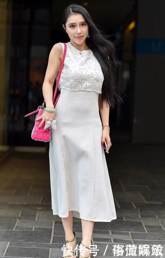 街拍时尚姐妹花,分别穿黑色与灰色连衣裙,休闲又不失女人味