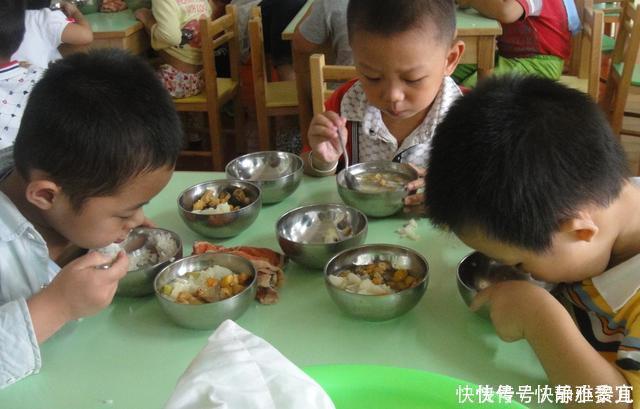 幼儿园午餐单里写着鸡蛋面，但孩子说没有鸡蛋，老师的解释引众怒