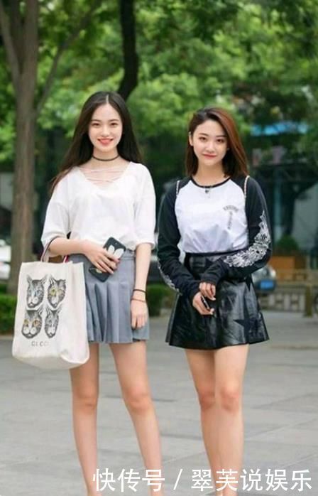 街拍小姐姐休闲款的白色黑袖上衣搭配精致的黑色短裙,美感十足