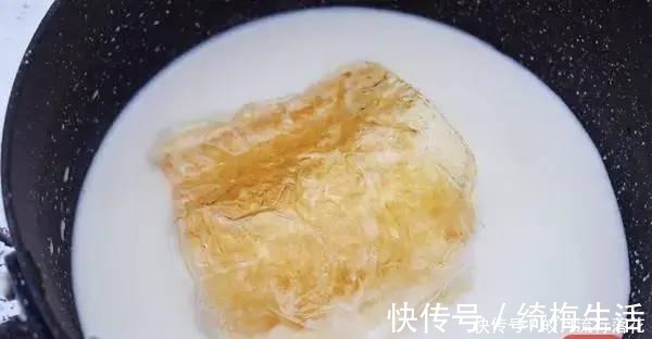 草莓丁|酸奶草莓冻这样做!简单4步不蒸不烤,一个奶锅就能做!