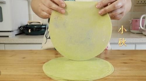 春饼试试这样做，能蒸能烙，轻薄如纸，一锅15张不是问题