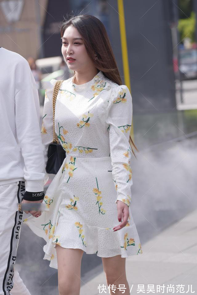 气质|初秋优雅风穿搭,一身简约印花连衣裙搭配高跟鞋,简单大方显气质