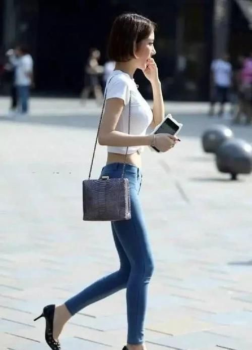 美女|美女穿紧身裤牛仔裤,秀出修长紧致腿型,为蜂腰细腿加分