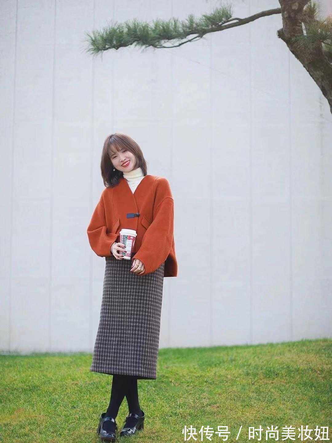 女生们|160的小个子,建议多穿“短外套+半身裙”,显高又提升气质