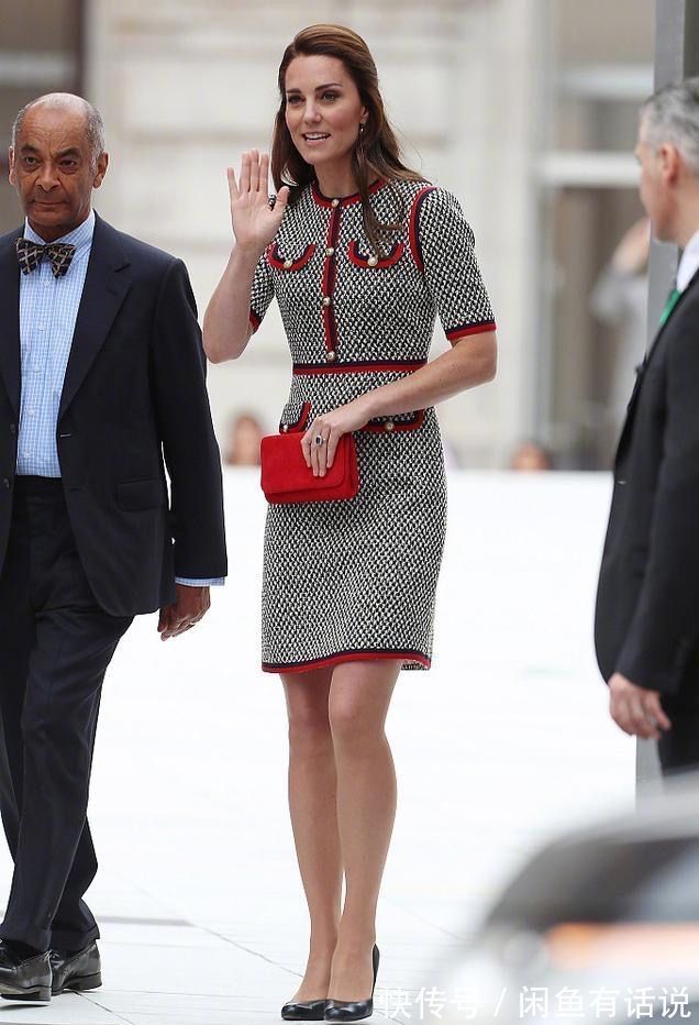 红色|凯特王妃亲手布置圣诞树,穿万元红毛衣配黑裤,优雅又有氛围感