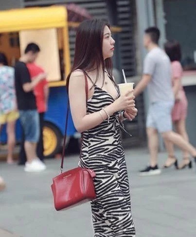 街拍:身穿套装的小美女很漂亮,尽享知性美女风范