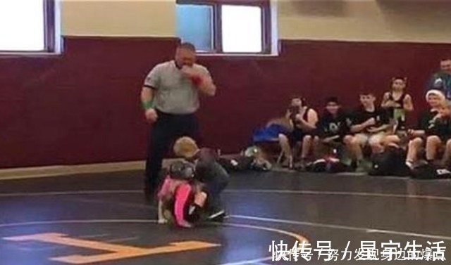 姐姐|5岁弟弟误以为姐姐被欺负,二话不说冲上去,在场观众都笑了