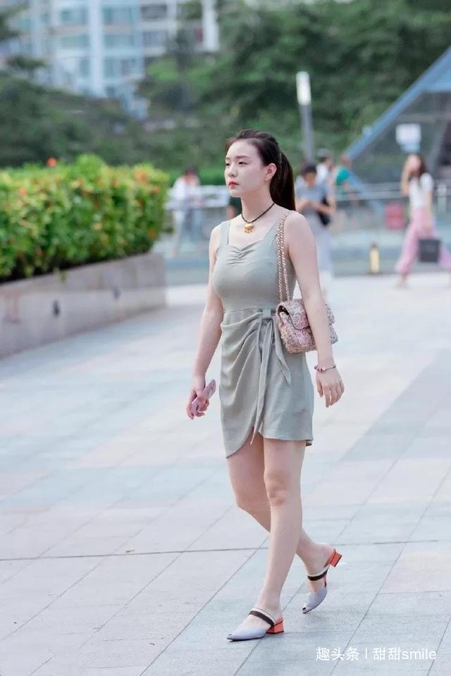 高跟鞋 美女修身旗袍搭配一双黑色尖头的高跟鞋,很有气质的时尚范儿
