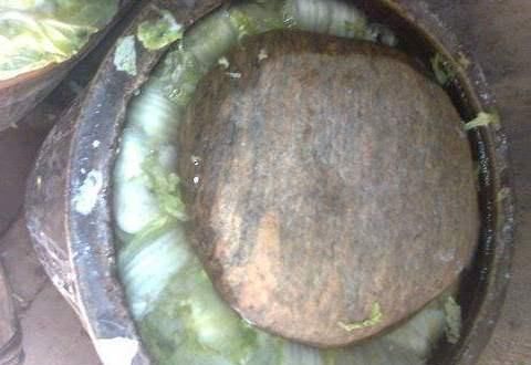 秋天腌酸菜时，别用错了‘水’，坛子可能长霉发臭，酸菜口感还差