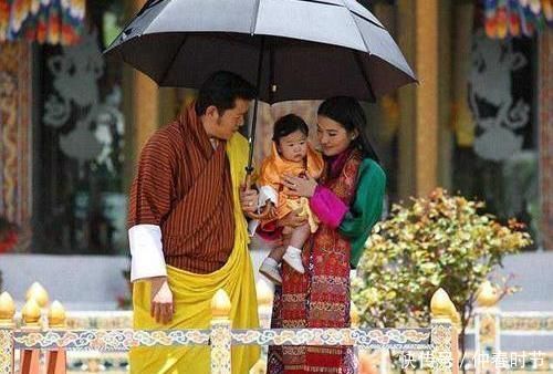 国王|不丹国王主动带娃，举动带有讨好意味，感恩王后对他不忠的宽容